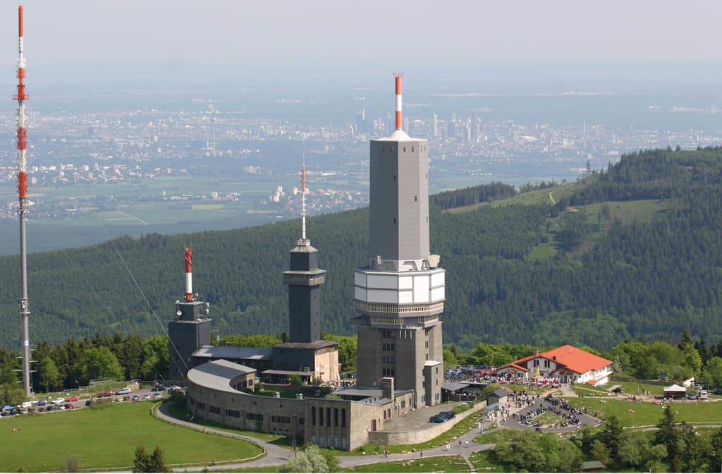 Titelbild: Großer Feldberg, Schmitten. Plateau des Großen Feldbergs mit Fernmelde- und Aussichtsturm und Ausflugslokal Feldberghof. Der Berg ist mit einer Höhe von 881,5 m über NN der höchste Berg des Taunus und einer der markantesten Mittelgebirgsgipfel Deutschlands. Er zählt zu den beliebtesten Ausflugszielen der Region - zu jeder Jahreszeit. Foto © Taunus Touristik Service e.V.